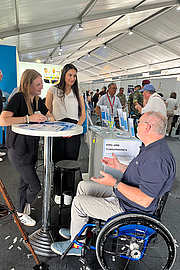 zwei LWV-Nachwuchskräfte mit einem im Rollstuhl sitzenden Besucher