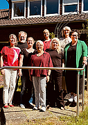 (v.l.) B. Roth (Liga-AG Eingliederungsh.), F. Koch (Vorstand Treffpunkte), M. Blaschke (Teaml. PSKB Frankenberg), S. Paesano, D. Kesting (PSKB-Beraterinnen), V. Vöhl-Homberger (Vorstand Treffpunkte), R. Henning (Liga-AG), LWV-Landesd. S. Simmler Gruppenfoto in der PSKB Frankenberg auf der Treppe hinunter in den Garten