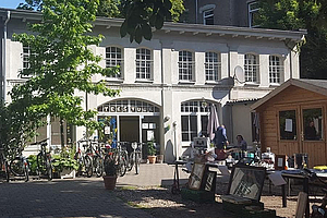 Außenansicht der Teestube KONKRET in der Darmstädter Alicenstraße 29, die vom Diakonischen Werk Darmstadt-Dieburg getragen wird.