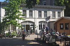 Außenansicht der Teestube KONKRET in der Darmstädter Alicenstraße 29, die vom Diakonischen Werk Darmstadt-Dieburg getragen wird.