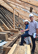Marianne Mehler und Ralf Gockel unterm Tragwerk des Klosterdaches