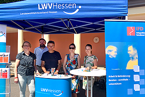 Gruppenfoto der LWV-Mitarbeitenden vor dem blauen LWV-Info-Stand