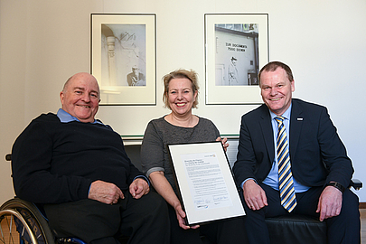 Dr. Andreas Jürgens, Susanne Selbert und Dieter Schütz halten die Urkunde