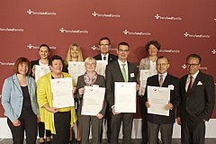 Nahm das Zertifikat für den LWV Hessen entgegen: Helmut Siebert (hintere Reihe, Mitte), Dezernent Allgemeine Verwaltung  Foto: www.berufundfamilie.de