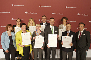 Nahm das Zertifikat für den LWV Hessen entgegen: Helmut Siebert (hintere Reihe, Mitte), Dezernent Allgemeine Verwaltung  Foto: www.berufundfamilie.de