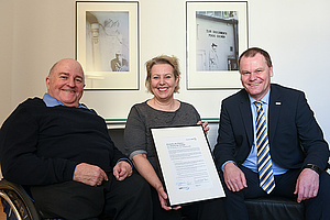 Dr. Andreas Jürgens, Susanne Selbert und  Dieter Schütz mit der Urkunde