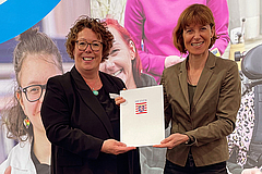 Heike Hofmann und Susanne Simmler bei der Bescheidübergabe