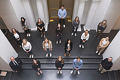 Gruppenfoto der 15 neuen Nachwuchskräfte mit Personalleiter Volker Kossin und Ausbildungsleiterin Birgit Behr