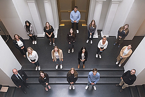 Gruppenfoto der 15 neuen Nachwuchskräfte mit Personalleiter Volker Kossin und Ausbildungsleiterin Birgit Behr