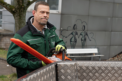 Simon Schmidthöfer mit der Motorsäge