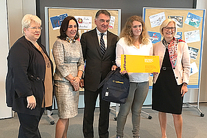 Preisverleihung: (v.l.) Cornelia Straub (Schwerbehindertenvertretung), Maria León (Gesundheitsmanagement), Claus Wachenheim (Leiter HR Management Lufthansa Airlines), die Preisträgerin Franziska Koch und Christa Gerdsen (Leiterin Fachbereich Überregionale Schulen des LWV Hessen). (Foto: Elke Bockhorst/LWV)