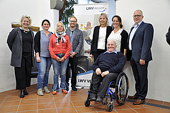 Vorstellung des Fachdienstes (v.l.): Landesdirektorin Susanne Selbert, Maren Jäger, Katja Schaper, Stefan Lieder, Heike Leinweber, Raphaela Brozio, Erster Beigeordneter Dr. Andreas Jürgens und der Leiter des Fachdienstes zur Bedarfsermittlung und Teilhabeplanung, Markus Schmidt. Foto: LWV-Pressestelle