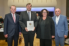 Gruppenfoto mit dem neu gewählten Alexander Heppe. Er hält seine Ernennungsurkunde.