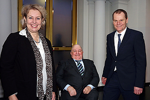 Die neue Verbandsspitze des LWV Hessen (v.l.): Susanne Selbert (SPD), Dr. Andreas Jürgens (Bündnis 90/Die Grünen) und Dieter Schütz (FDP) (Foto: Jörg Lantelmé)