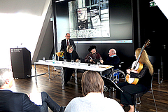 Elke Klee (Mitte), die Witwe Ernst Klees, übergab den Schenkungsvertrag an Dr. Andreas Jürgens, Erster Beigeordneter des LWV Hessen. (Foto: Roland Leikauf)