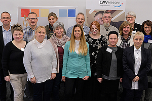 Zertifikats-Verleihung in Frankfurt: (hintere Reihe) Wolfgang Paul (Integrationsamt), Dirk Zimmermann, Tanja Ganss, Jürgen Schäfer, Kurt Bender, Rosita Schlembach (stellvertr. Leiterin Integrationsamt), vorn: Marina Tibold, Christine Voigt, Andrea Möbus, Elke Schmitt, Doris Barzen, Doris Lotze-Wessel (Integrationsamt), Heike Scheffler, Irene Kolic, Heike Barth (IFD Wiesbaden). (Foto: Rolf K. Wegst)