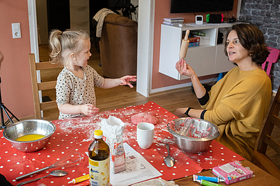 Sandra Breser spricht und gebärdet mit Dominica Tuckermann