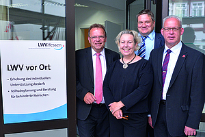 Gruppenfoto von LWV-Landesdirektorin, Landrat und weiteren Vertretern des Schwalm-Eder-Kreises