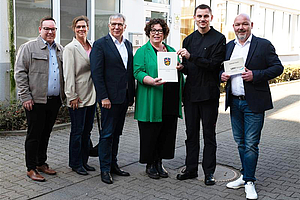 Gruppenfoto von der Bescheidübergabe