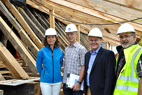 Gruppenfoto unter den Dachbalken der Klosterkirche Haina