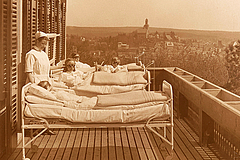 Kinder mit Krankenschwestern bei der Freiluft-Liegekur