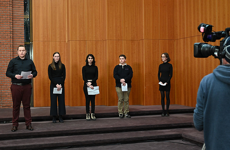 Schülerinnen und Schüler des Projektes "Schule ohne Rassismus" von der Albert-Einstein-Schule in Schwalbach am Taunus gemeinsam mit ihrem Lehrer Willi Jahncke