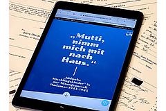 Ein Tablet zeigt den Titel der digitalen Sonderausstellung über die in Hadamar getöteten "jüdischen Mischlingskinder"