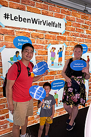 Familienfoto am Stand