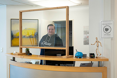 Johannes Wieland am Tresen seiner Praxis