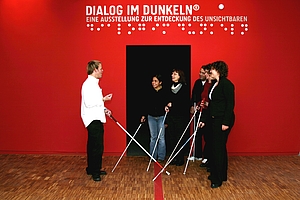 Jürgen Roehrscheidt begrüßt eine Gruppe im Dialogmuseum. (Foto: Dialogmuseum Frankfurt)