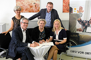 Gruppenfoto von der Unterzeichnung des Kooperationsvertrages