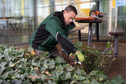 Simon Schmidthöfer bei der Gartenarbeit