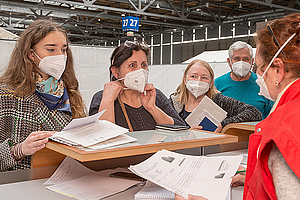 Geflüchtete in einer Aufnahmeeinrichtung des DRK