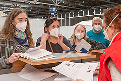 Geflüchtete in einer Aufnahmeeinrichtung des DRK