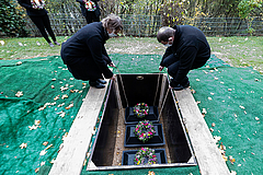 Viola Krause, Landesgeschäftsführerin des Volksbundes Deutsche Kriegsgräberfürsorge e. V., und Umbetter Joachim Kozlowski