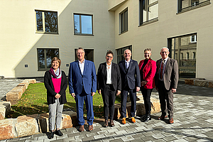 Gruppenfoto mit den sechs Rednern der Grußworte vor dem Erweitungsbau