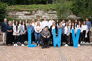 Gruppenfoto mit den 20 neuen LWV-Nachwuchskräften, Verbandsspitze und Personalverantwortlichen