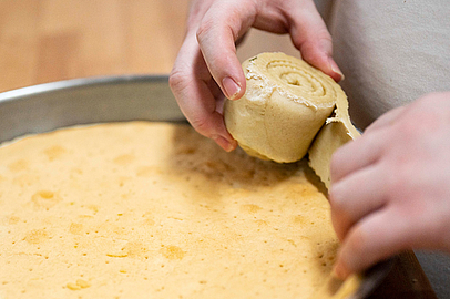 Mit Geschick und Fingerspitzengefühl: Teigrollen werden zu Tarte-Rändern