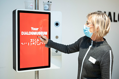 Geschäftsführerin Klara Kletzka am Touchscreen im Foyer