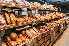 Brot und Backwaren vom Vortag wird der Inklusionsbetrieb proLiLo Gastrowelt gGmbH voraussichtlich ab August in einem Laden in der Frankfurter Straße in Gießen mit Preisnachlass verkaufen. (Foto: AdobeStock) Auslage von Broten unterschiedlicher Art