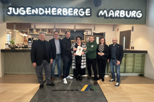 Gruppenfoto von der Bescheidübergabe