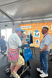 Pressesprecher Bernd Bark und ein Besucher am Stand