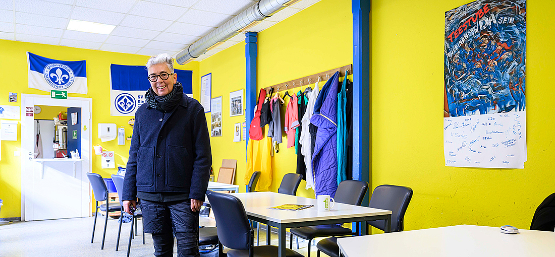 Nicole Frölich inmitten der Tagesaufenthaltsstätte für wohnungslose Menschen