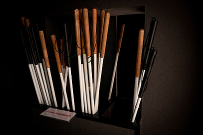 Bereitstehende Blindenstöcke