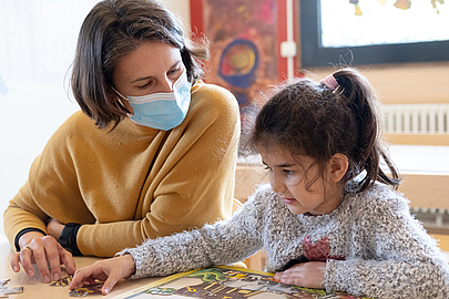 Sandra Breser und Maha beim Puzzeln