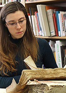 Zwei Personen mit alten Büchern