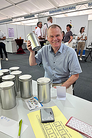 LWV-Beigeordneter Dieter Schütz am Tisch mit den silbernen Dosen, mit denen die Hör-Memory-Geräusche produziert werden. 