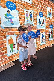Zwei Kinder posieren für ein Fotoshooting.