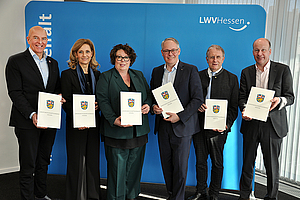 Gruppenfoto mit den sechs Unterzeichnenden