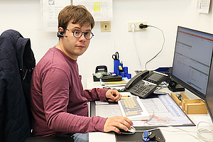 Niklas Skotarek an seinem Computer-Arbeitsplatz in der Telefonzentrale des LWV